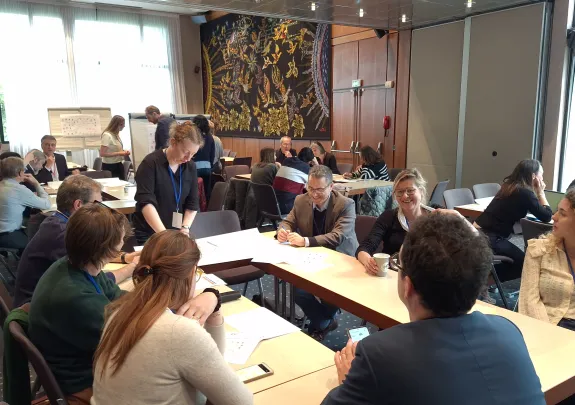 Des participants à la journée RNA du 20 mai travaillent en ateliers collaboratifs