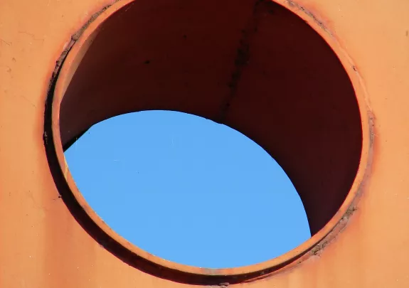 Hublot orange avec ciel en fond