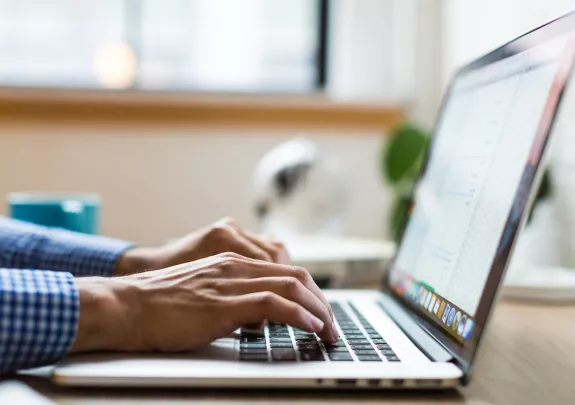 Mains qui saisissent sur un ordinateur