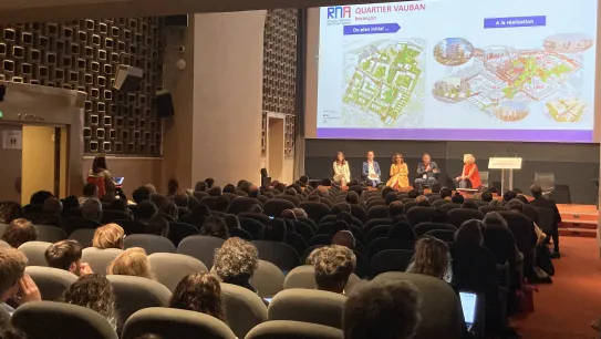 Vision d'ensemble de l'auditorium de la Cité de l'architecture et du patrimoine avec écran et public