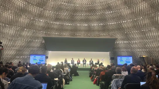 Vue d'ensemble de la tribune et du public sous la coupole de l'Espace Niemeyer