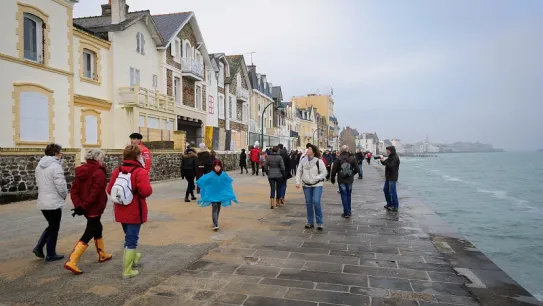 Vagues de submersion sur le sillon à Saint-Malo lors de la marée du siècle