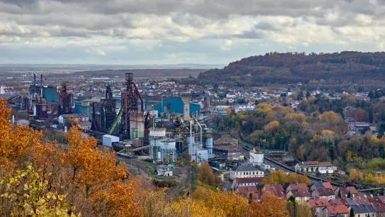 Vue aérienne panoramique de la ville de Hayange Lorraine France: ville souffrant du déclin de l'industrie sidérurgique Français