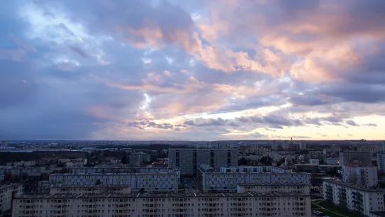 Panorama de Chevilly-Larue en France au coucher du soleil ; nuages au-dessus de la ville