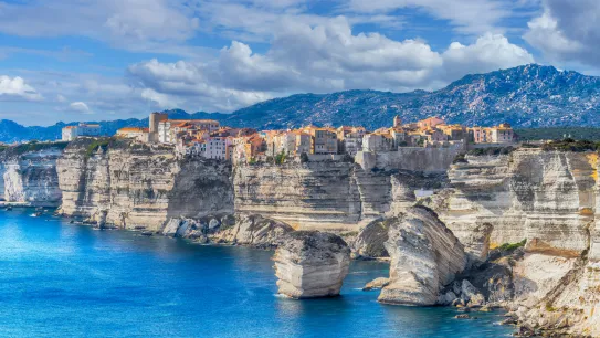 Maisons surplombant la mer à Bonifacio, Corse