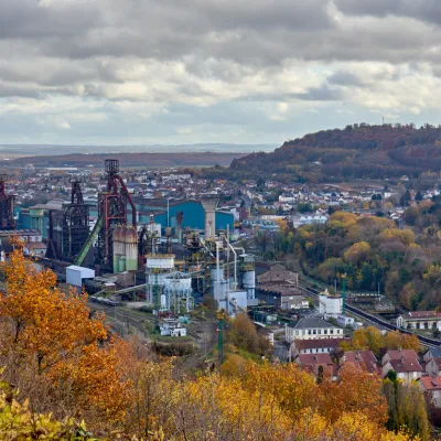 Vue aérienne panoramique de la ville de Hayange Lorraine France: ville souffrant du déclin de l'industrie sidérurgique Français