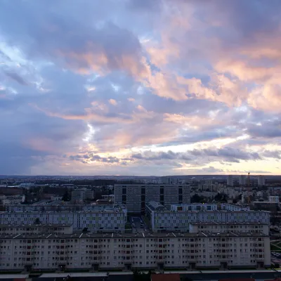Panorama de Chevilly-Larue en France au coucher du soleil ; nuages au-dessus de la ville